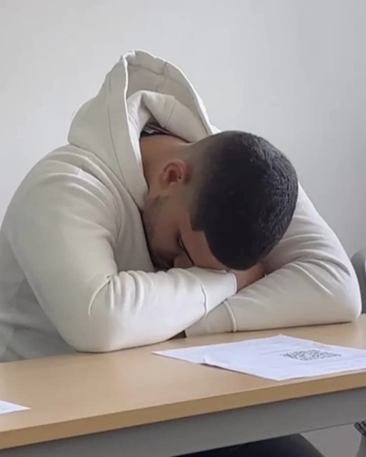 Gianni au début, la tête posée sur une table en cours