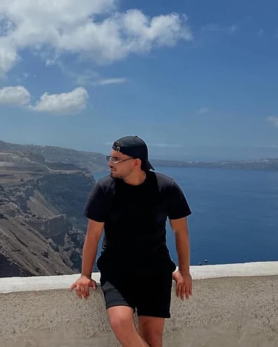 Gianni aujourd’hui, assis au-dessus de la mer